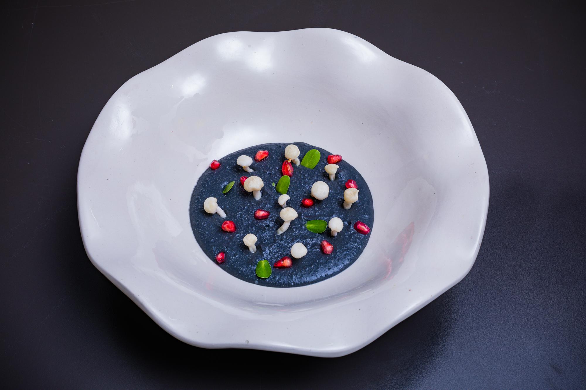 Gotowe danie na ceramicznym talerzu